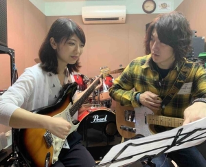 新宿ボーカル教室・弾き語りレッスンの様子